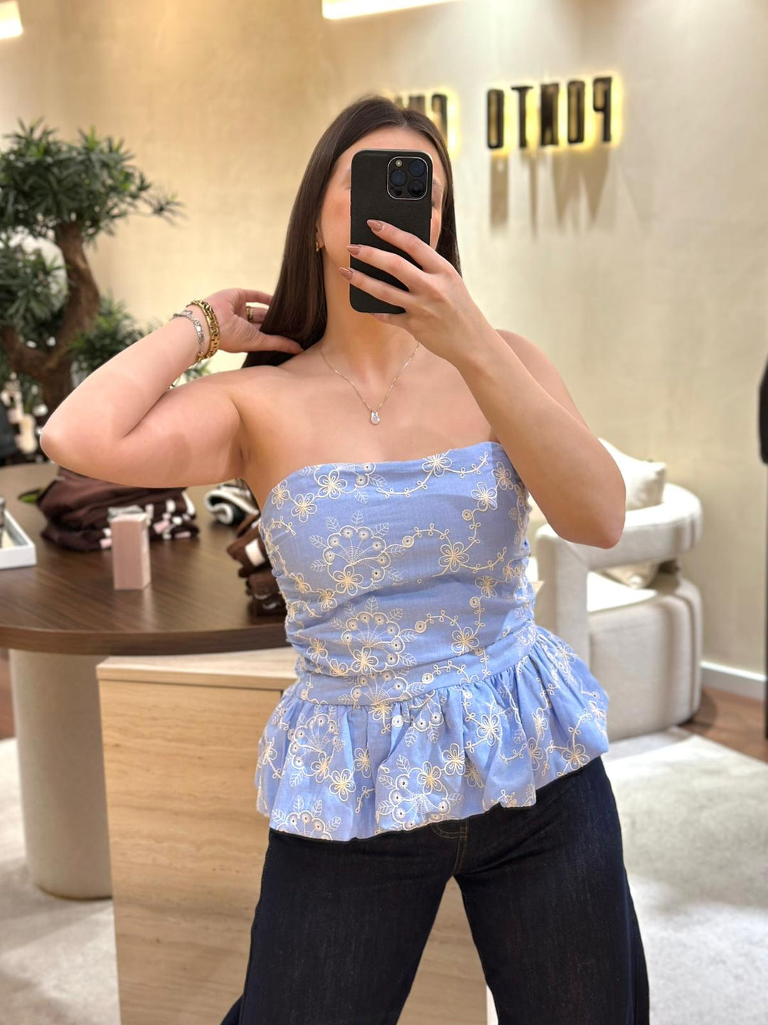 TOP AZUL COM BORDADOS PONTO CHIC