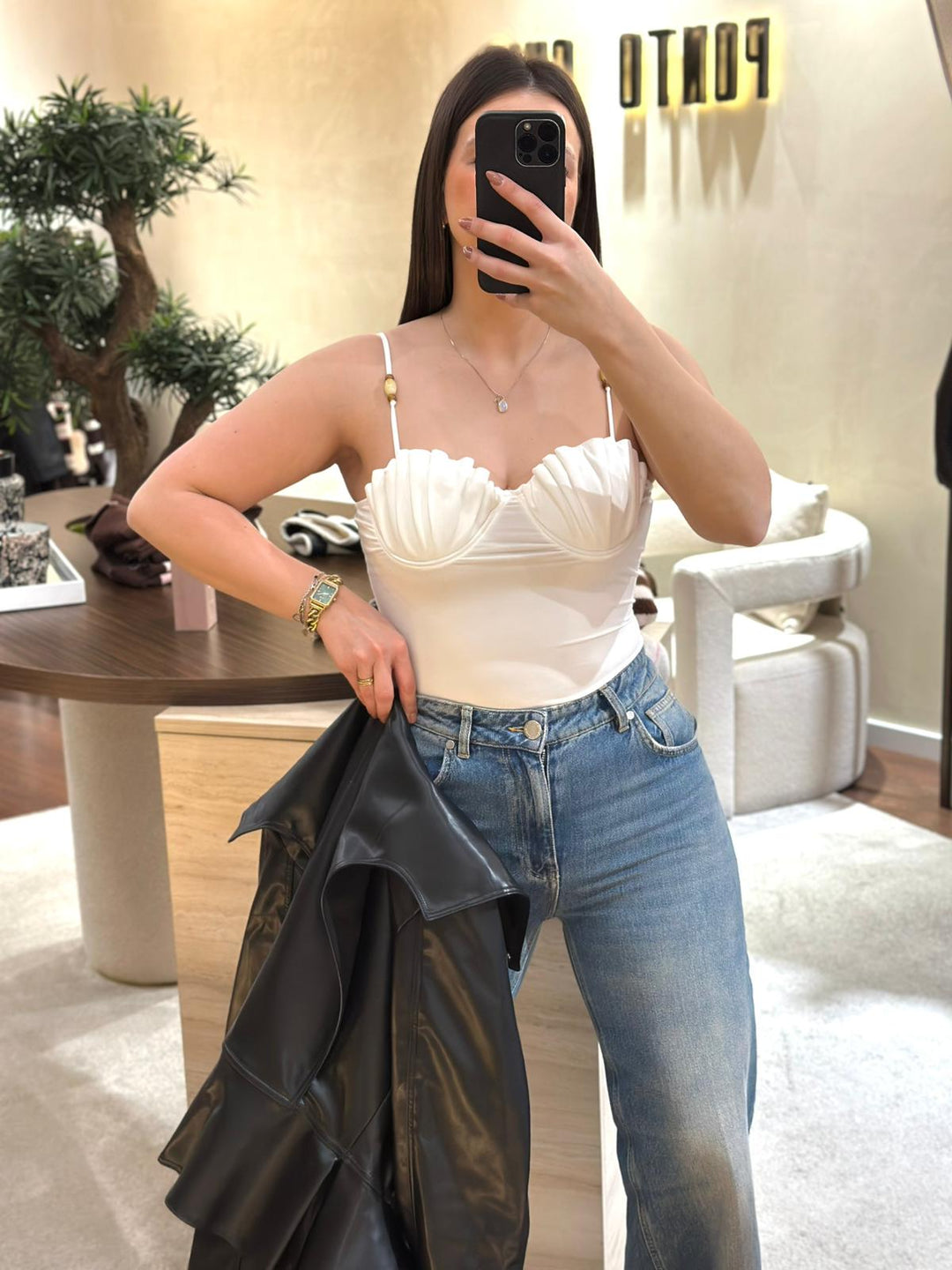 BODY BRANCO COM COM PREGAS NO DECOTE PONTO CHIC
