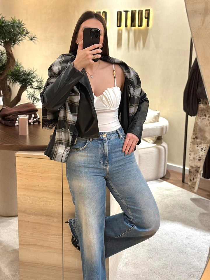 BODY BRANCO COM COM PREGAS NO DECOTE PONTO CHIC
