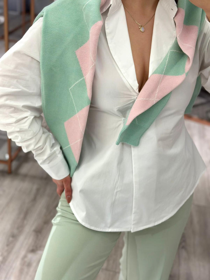 CAMISA BRANCA CRUZADA NA FRENTE E OMBREIRAS PONTO CHIC