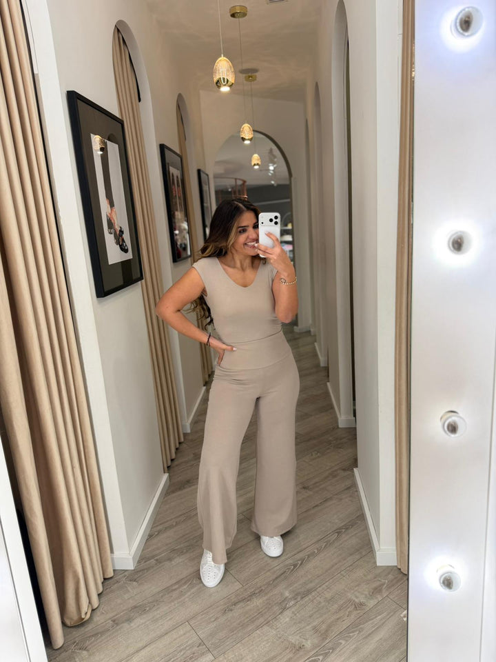 TOP COM DECOTE EM V TAUPE PONTO CHIC