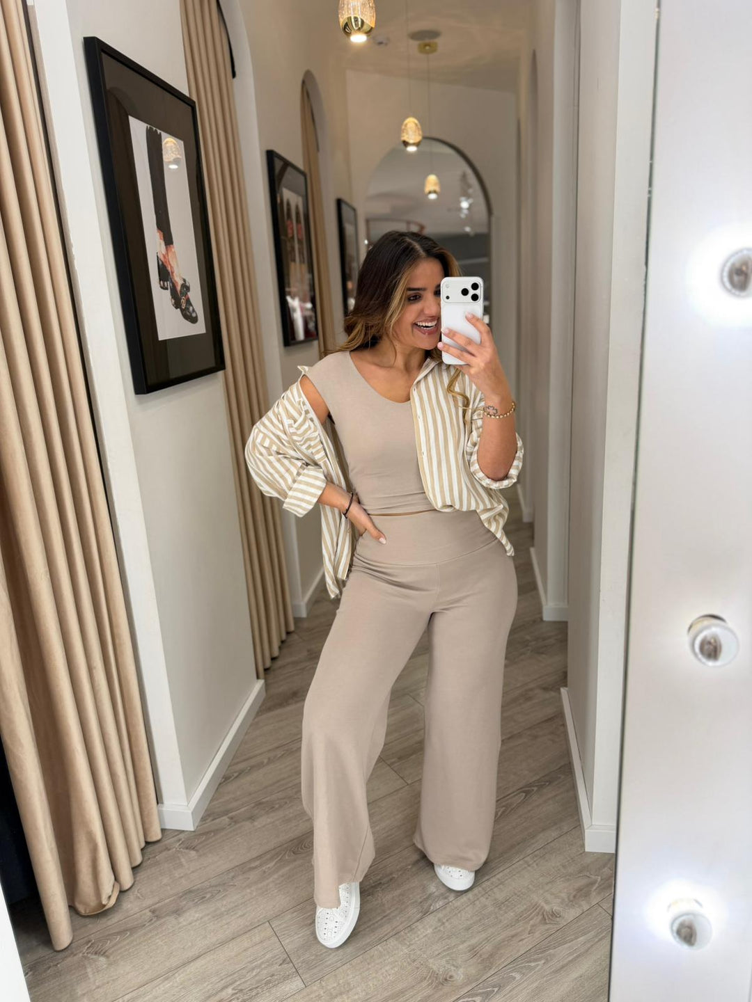 TOP COM DECOTE EM V TAUPE PONTO CHIC