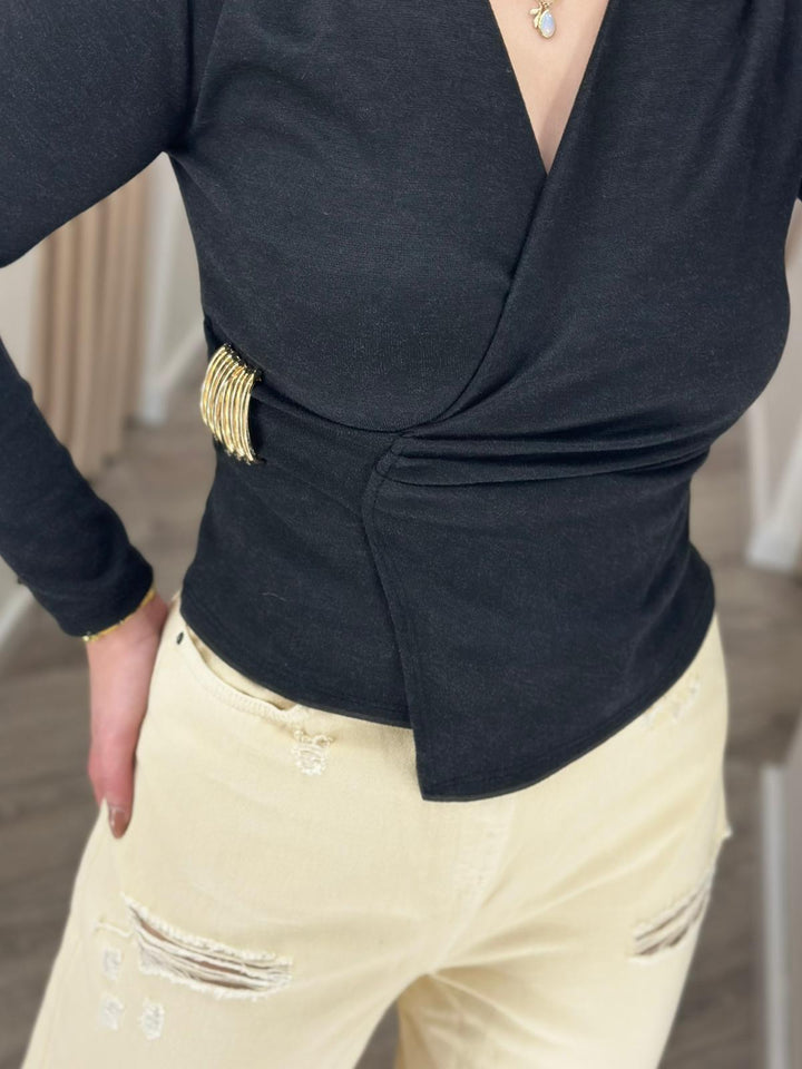 CAMISOLA PRETA COM DETALHE DOURADO PONTO CHIC