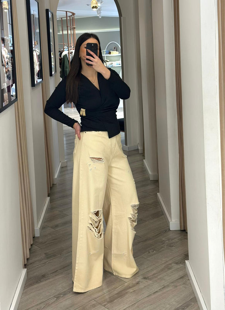CAMISOLA PRETA COM DETALHE DOURADO PONTO CHIC