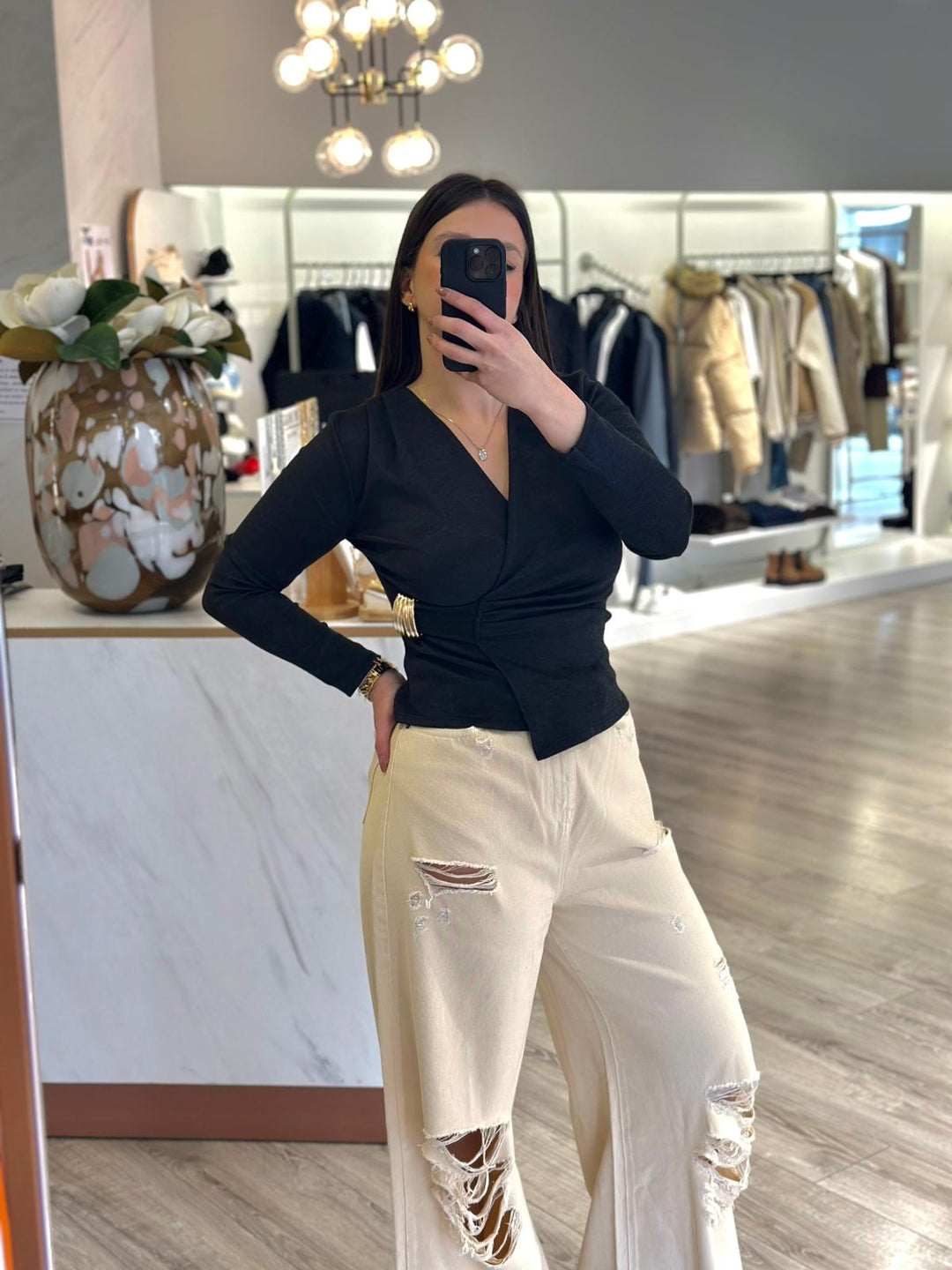 CAMISOLA PRETA COM DETALHE DOURADO PONTO CHIC
