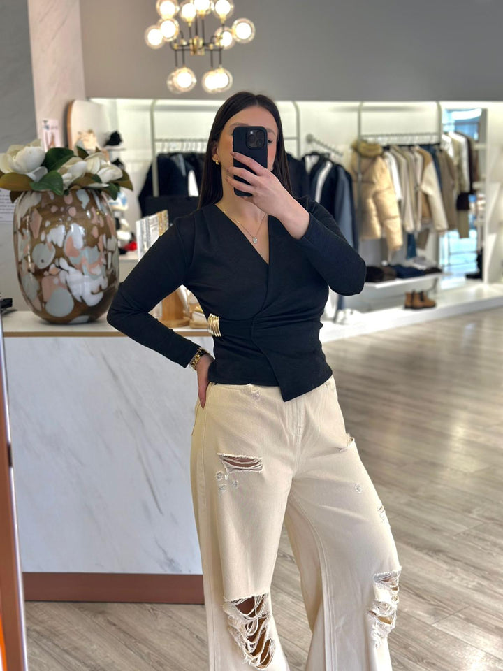 CAMISOLA PRETA COM DETALHE DOURADO PONTO CHIC