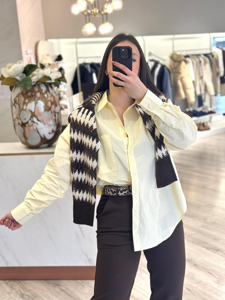 CAMISA AMARELA CLÁSSICA COM BOLSO PONTO CHIC