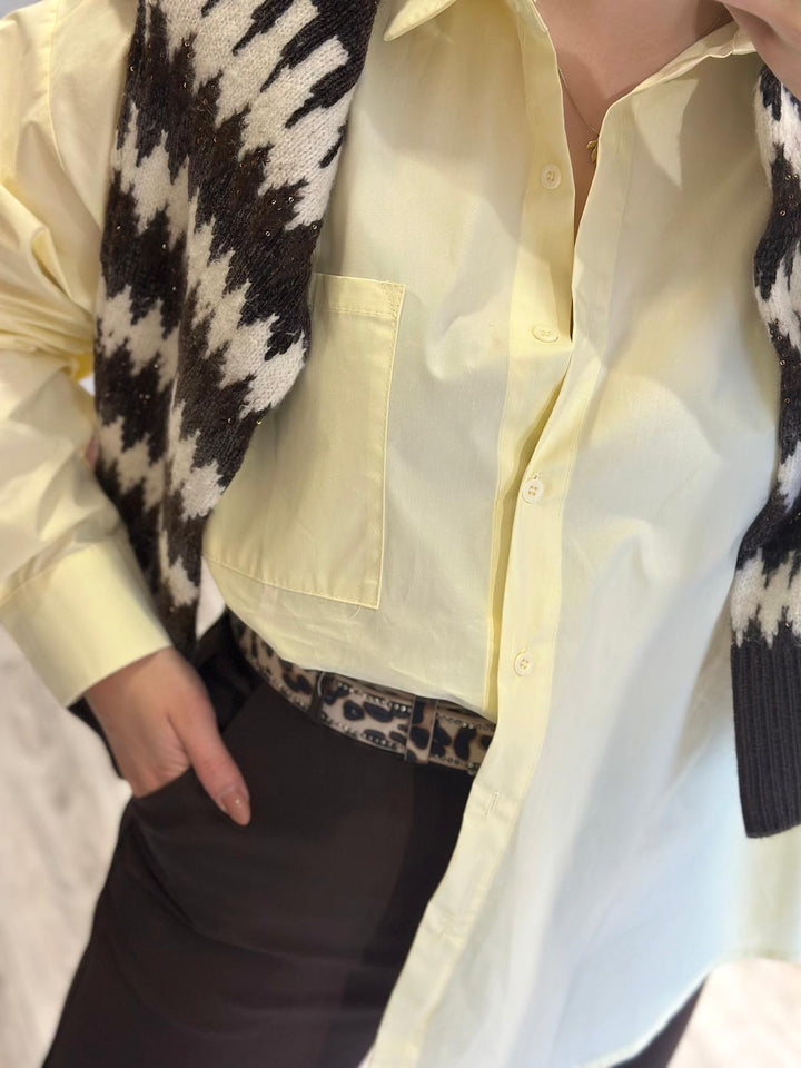 CAMISA AMARELA CLÁSSICA COM BOLSO PONTO CHIC