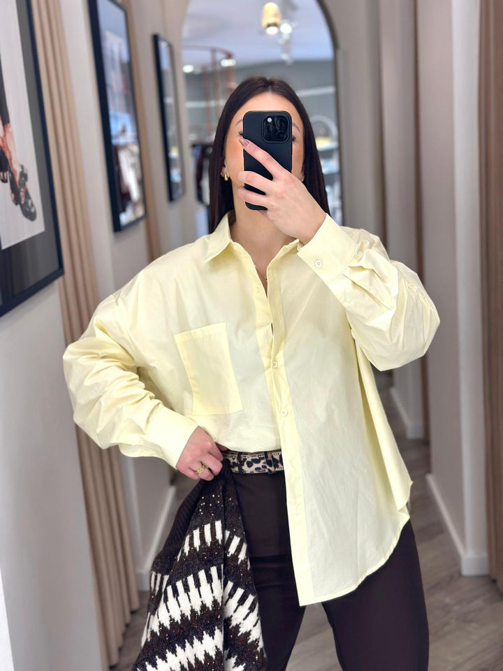 CAMISA AMARELA CLÁSSICA COM BOLSO PONTO CHIC
