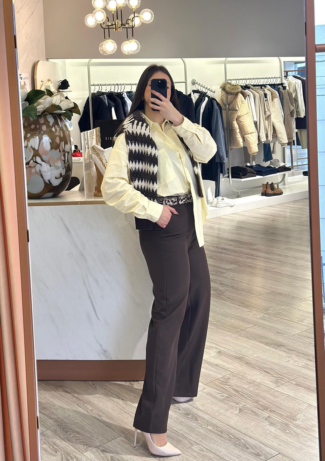 CAMISA AMARELA CLÁSSICA COM BOLSO PONTO CHIC