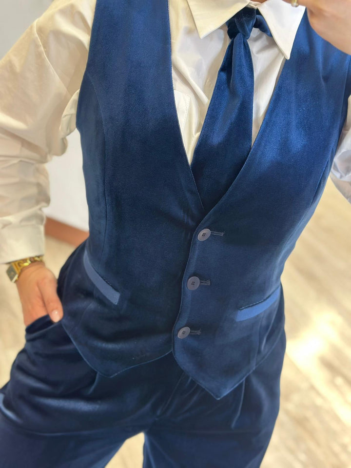 COLETE EM VELUDO AZUL COM GRAVATA DIXIE