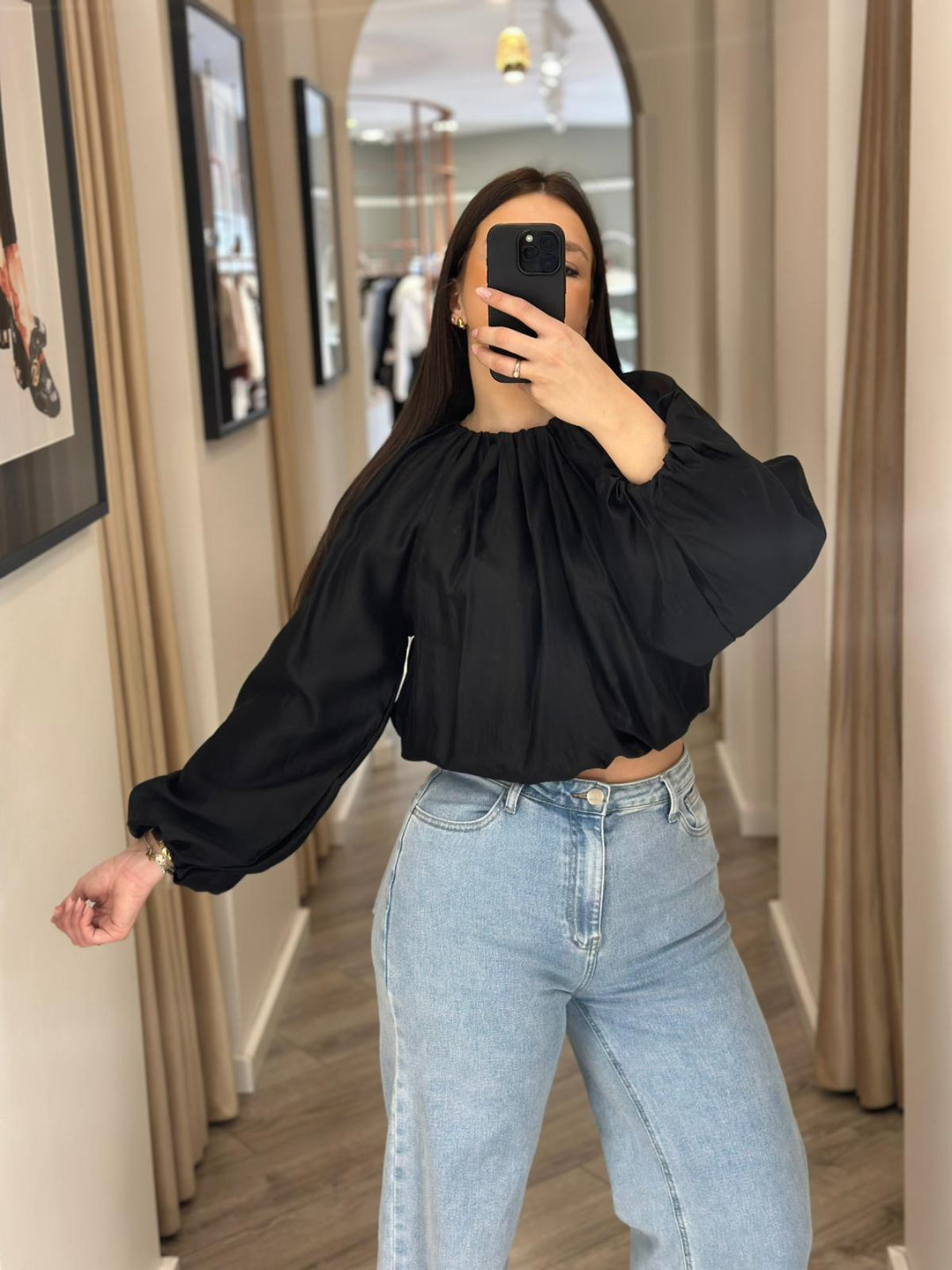 BLUSA PRETA COM CORTE ABALONADO ELEH
