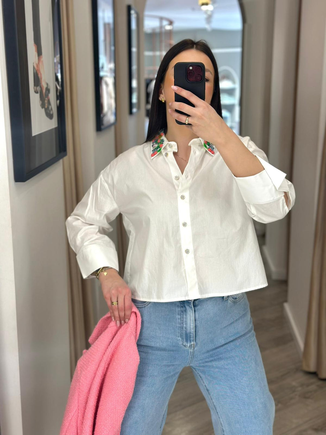 CAMISA CURTA BRANCA COM APLICAÇÕES FRACOMINA