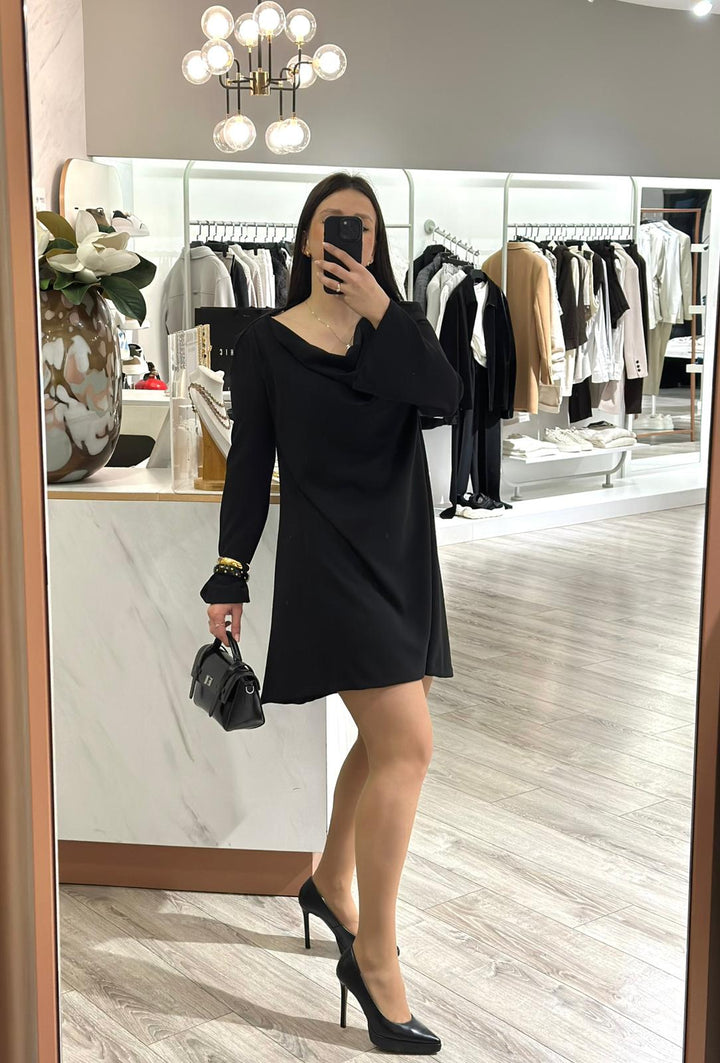 VESTIDO PRETO COM DECOTE DRAPEADO NAS COSTAS RINASCIMENTO