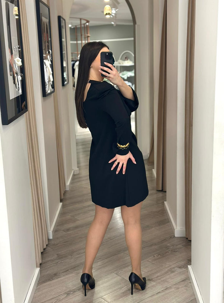 VESTIDO PRETO COM DECOTE DRAPEADO NAS COSTAS RINASCIMENTO