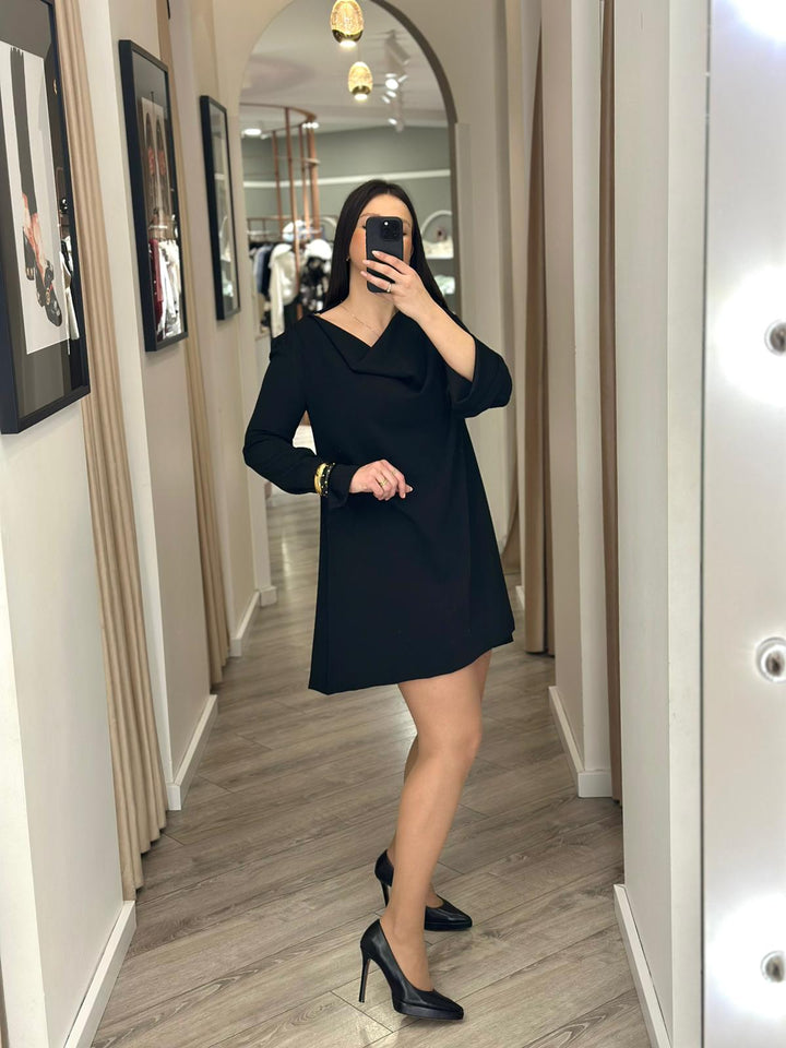 VESTIDO PRETO COM DECOTE DRAPEADO NAS COSTAS RINASCIMENTO