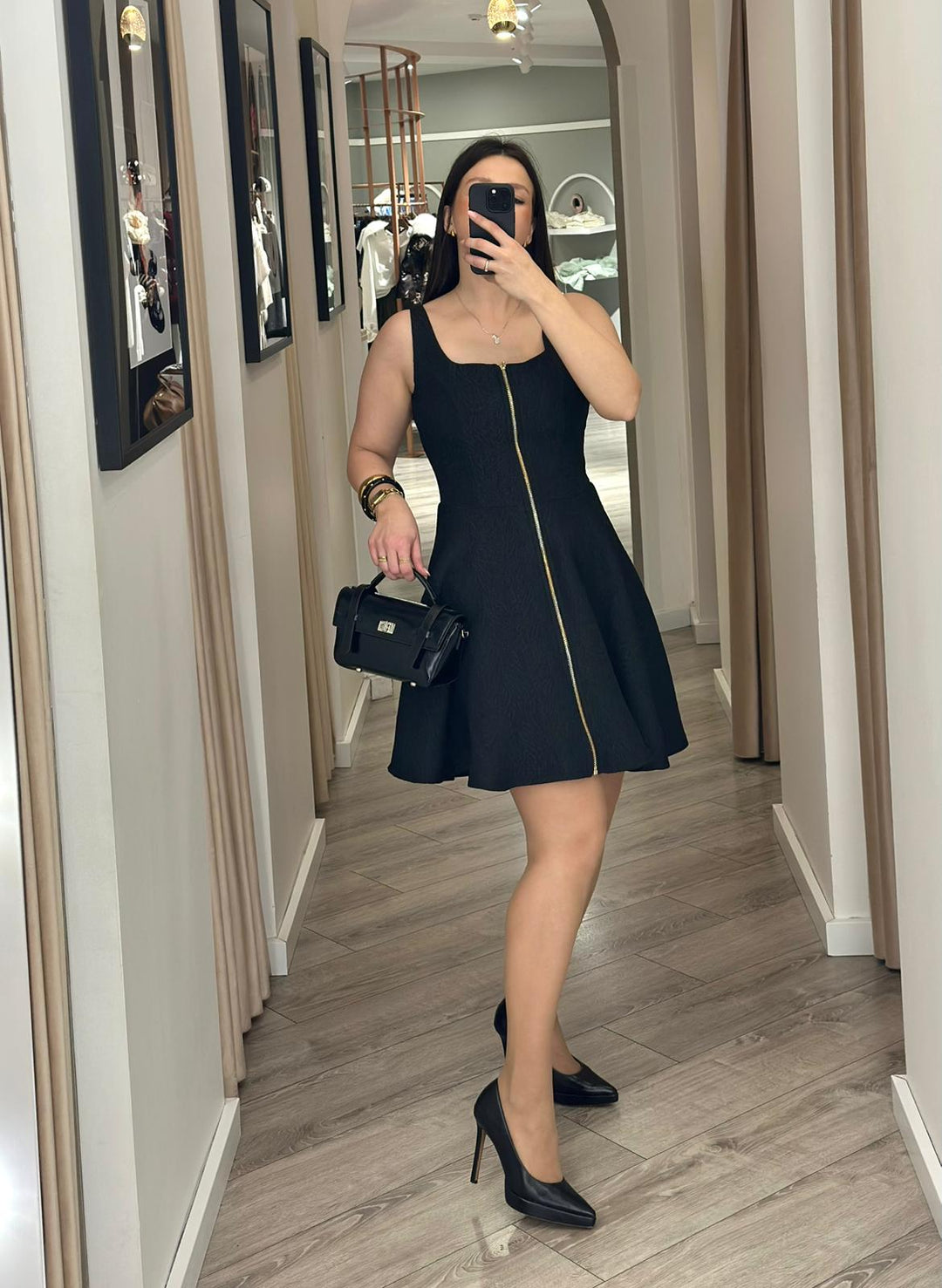 VESTIDO PRETO TEXTURADO COM ZÍPER RINASCIMENTO