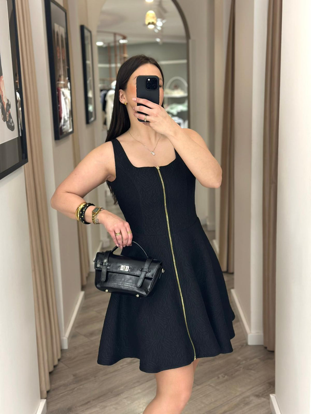 VESTIDO PRETO TEXTURADO COM ZÍPER RINASCIMENTO
