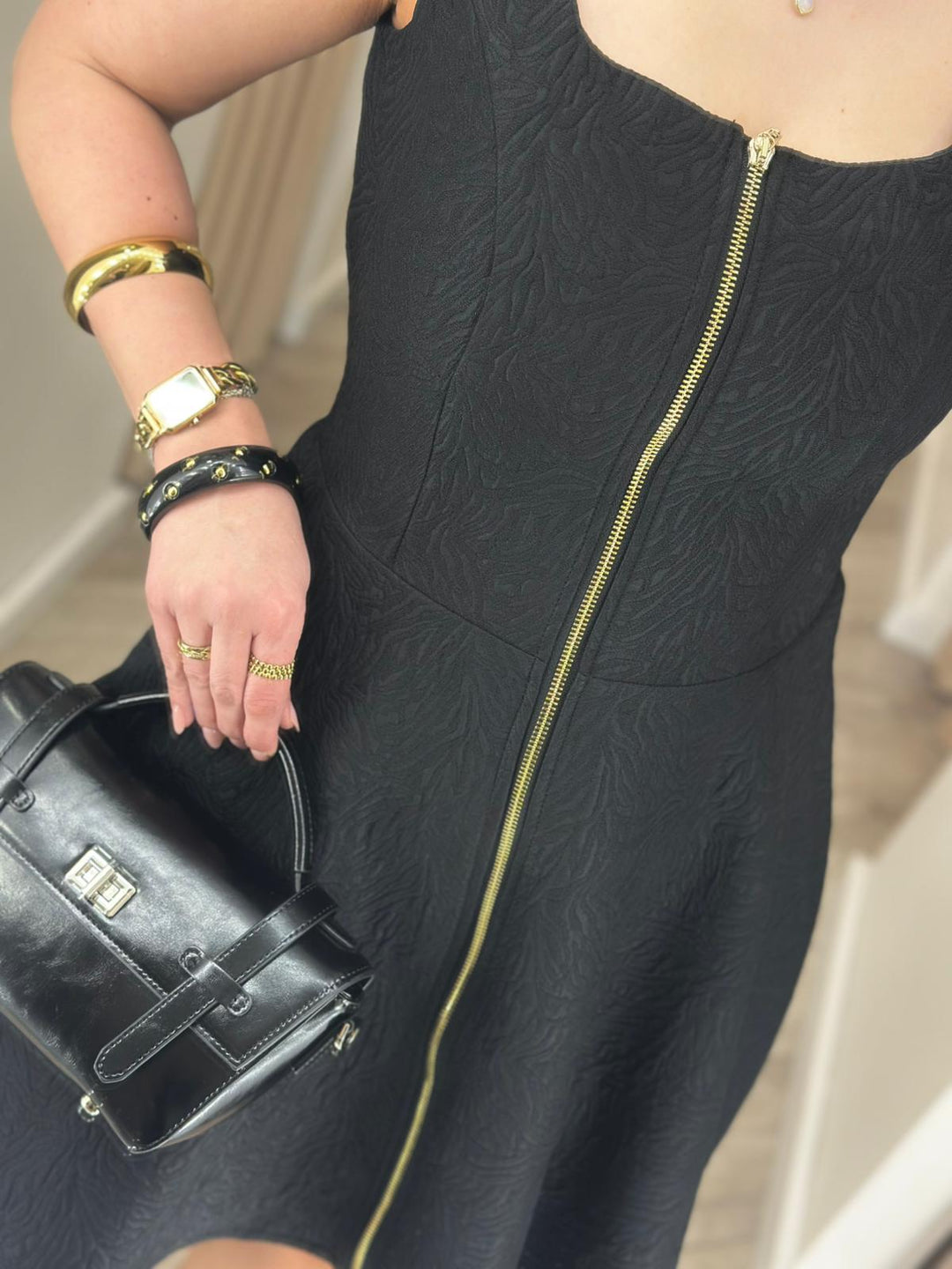 VESTIDO PRETO TEXTURADO COM ZÍPER RINASCIMENTO