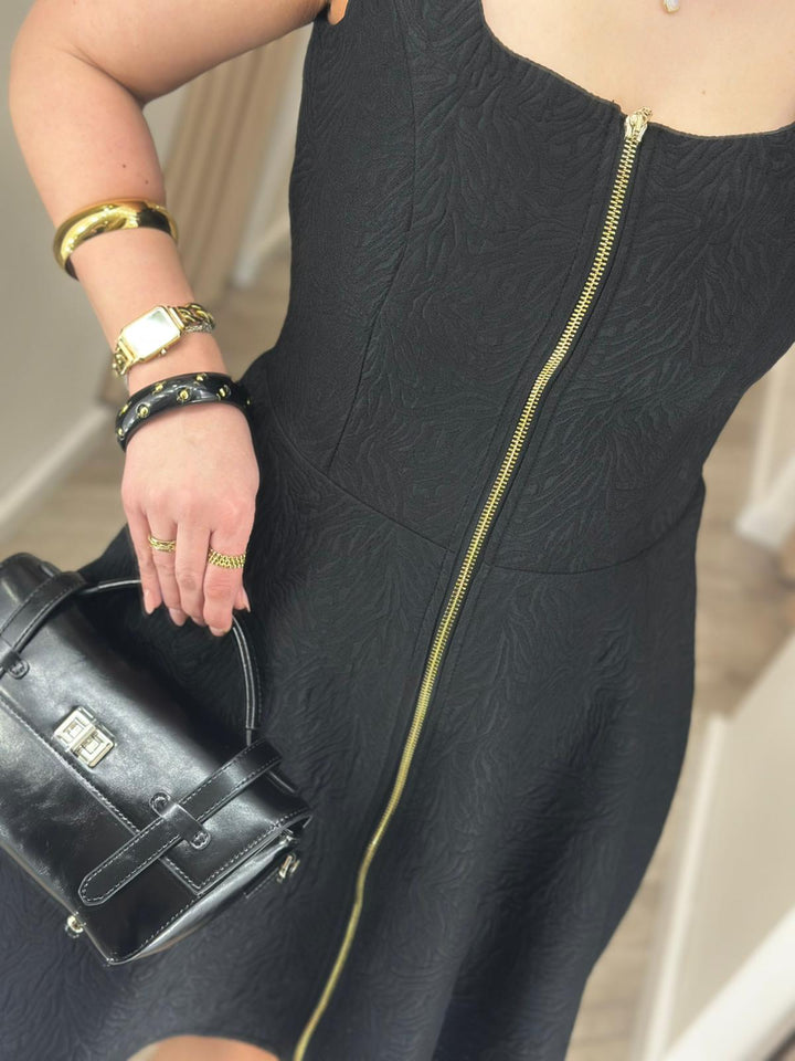 VESTIDO PRETO TEXTURADO COM ZÍPER RINASCIMENTO