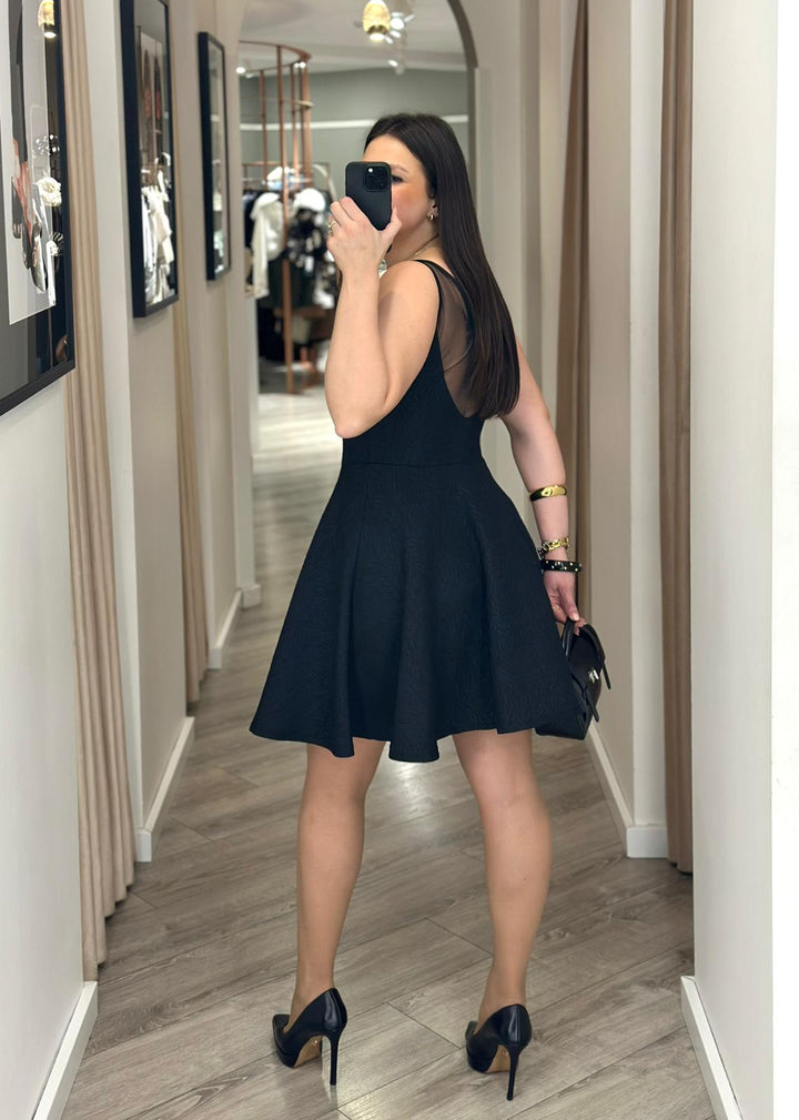 VESTIDO PRETO TEXTURADO COM ZÍPER RINASCIMENTO
