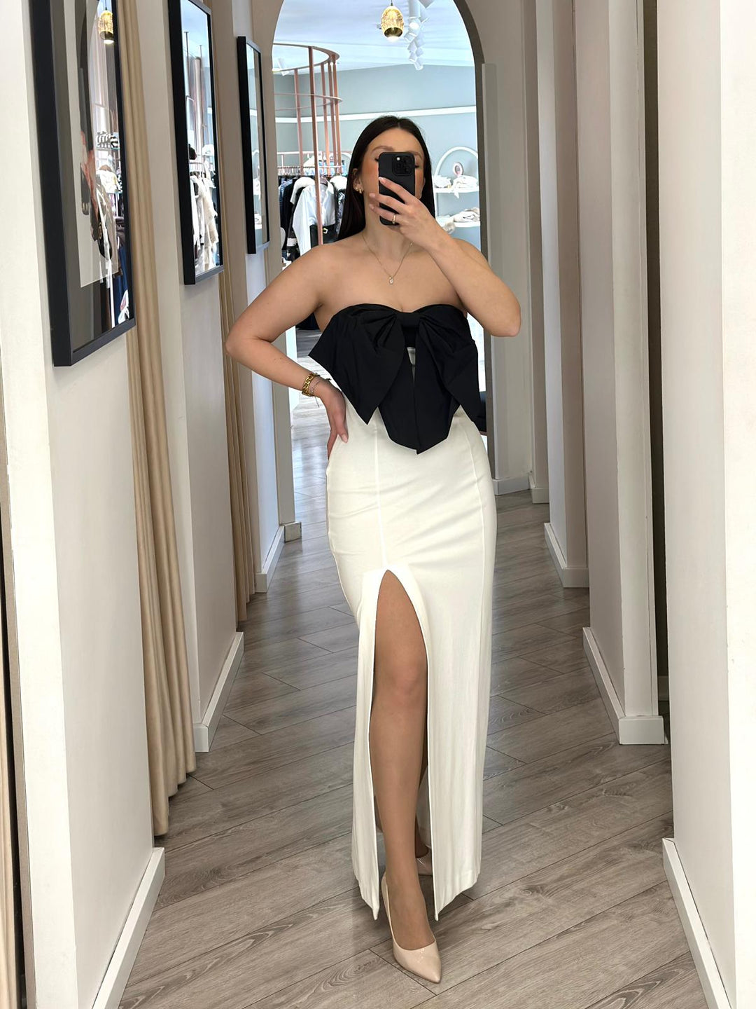 VESTIDO BRANCO COM LAÇO PRETO RINASCIMENTO