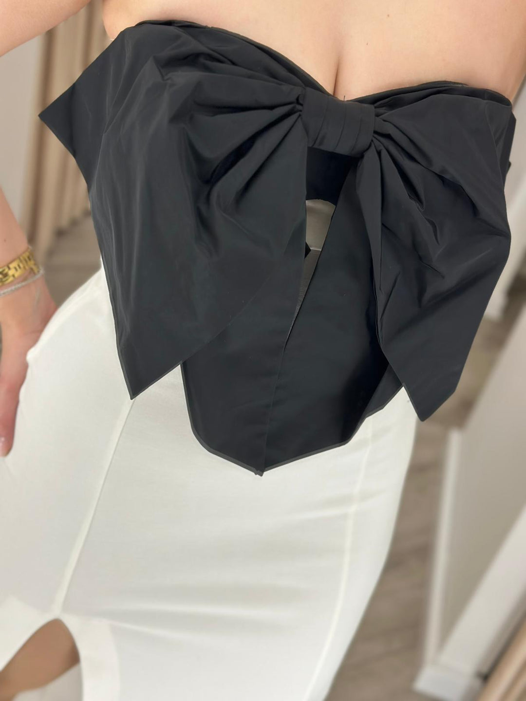 VESTIDO BRANCO COM LAÇO PRETO RINASCIMENTO