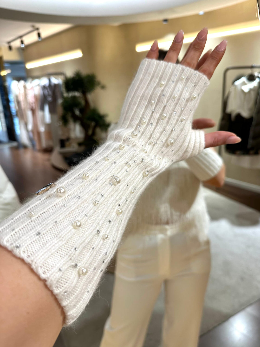 LUVAS BRANCAS COM APLICAÇÕES DE PÉROLAS RINASCIMENTO