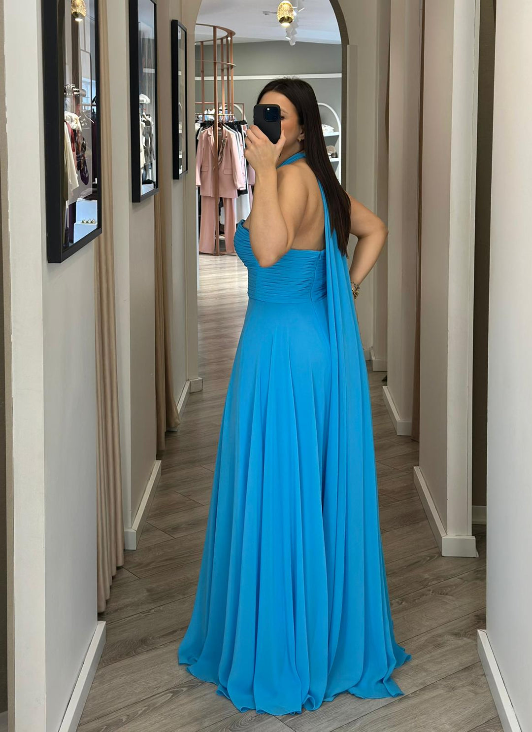 VESTIDO LONGO AZUL PLISSADO COM CORPO FRANZIDO PONTO CHIC