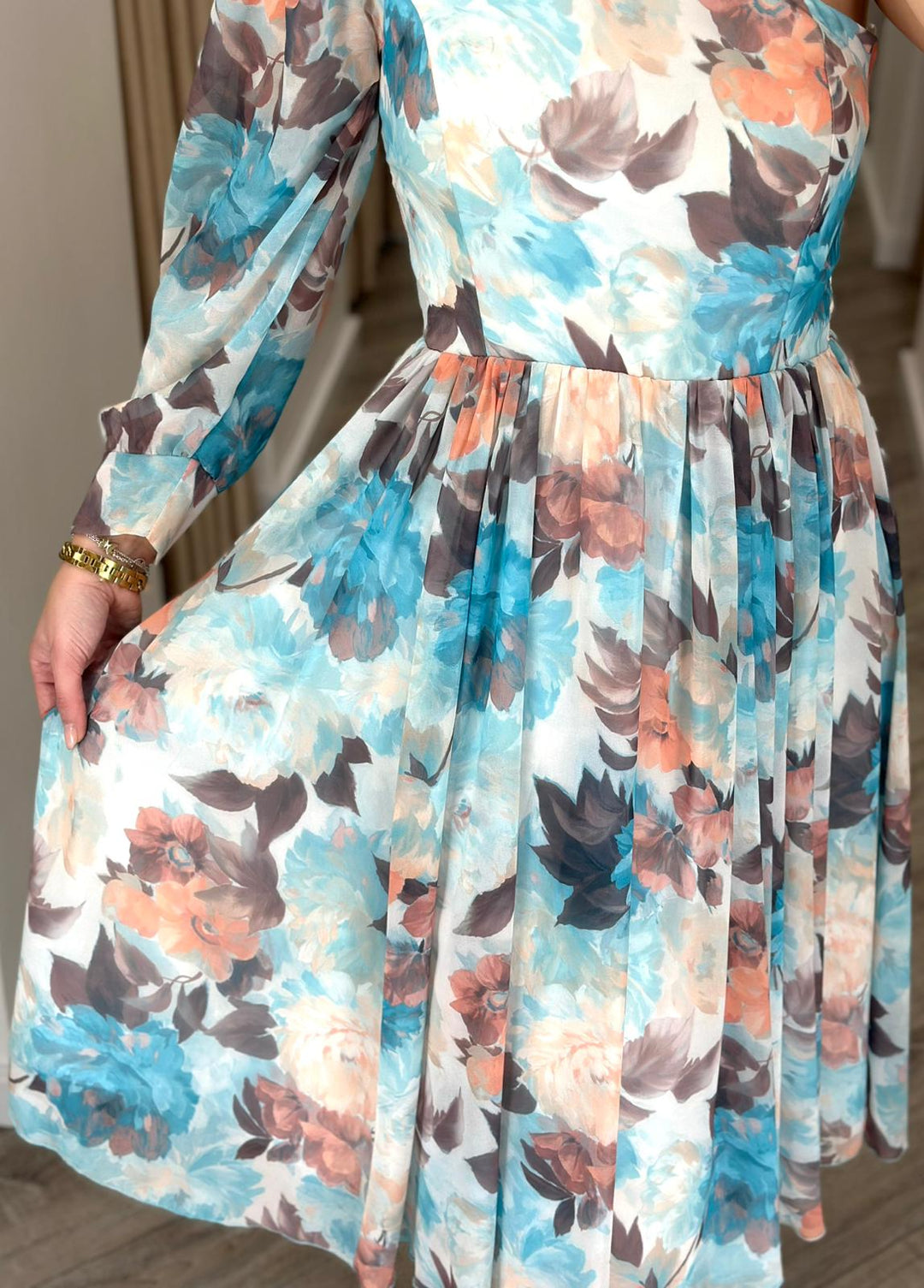 VESTIDO MIDI ESTAMPADO ASSIMÉTRICO COM MANGA UNILATERAL PONTO CHIC