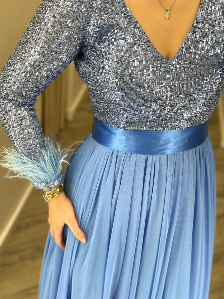 VESTIDO LONGO AZUL COM CORPO EM LANTEJOULAS E SAIA PLISSADA PONTO CHIC