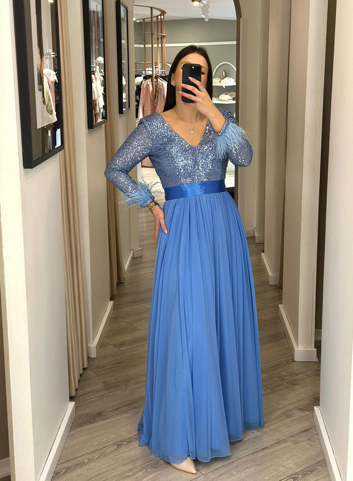 VESTIDO LONGO AZUL COM CORPO EM LANTEJOULAS E SAIA PLISSADA PONTO CHIC