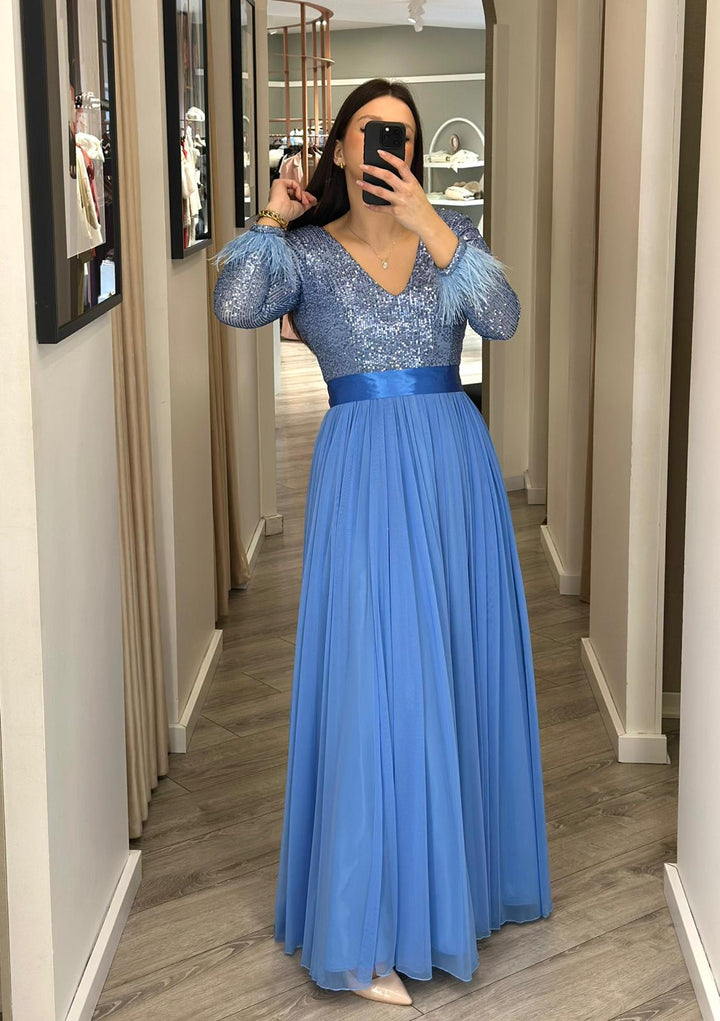 VESTIDO LONGO AZUL COM CORPO EM LANTEJOULAS E SAIA PLISSADA PONTO CHIC