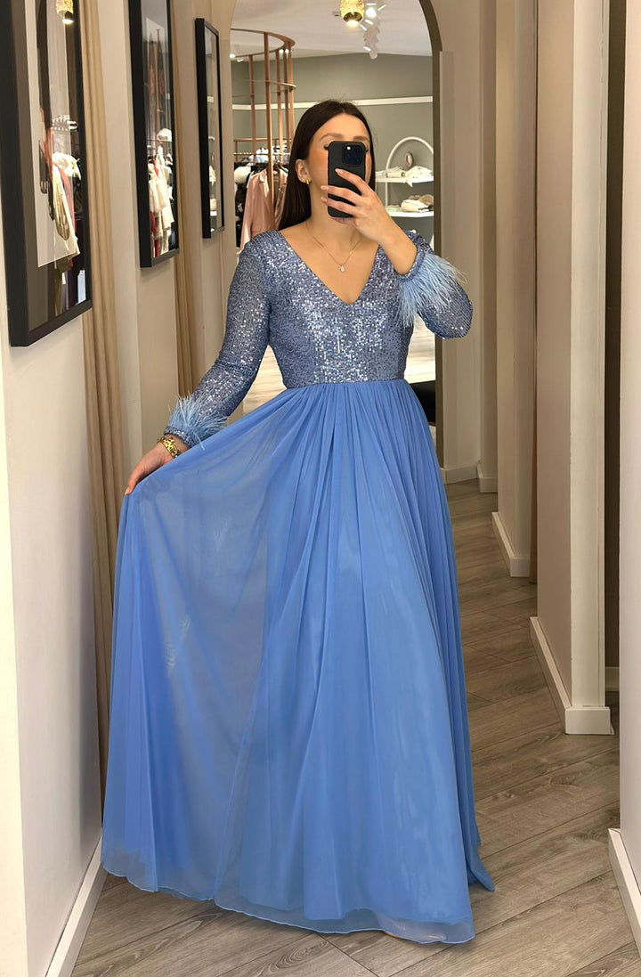 VESTIDO LONGO AZUL COM CORPO EM LANTEJOULAS E SAIA PLISSADA PONTO CHIC