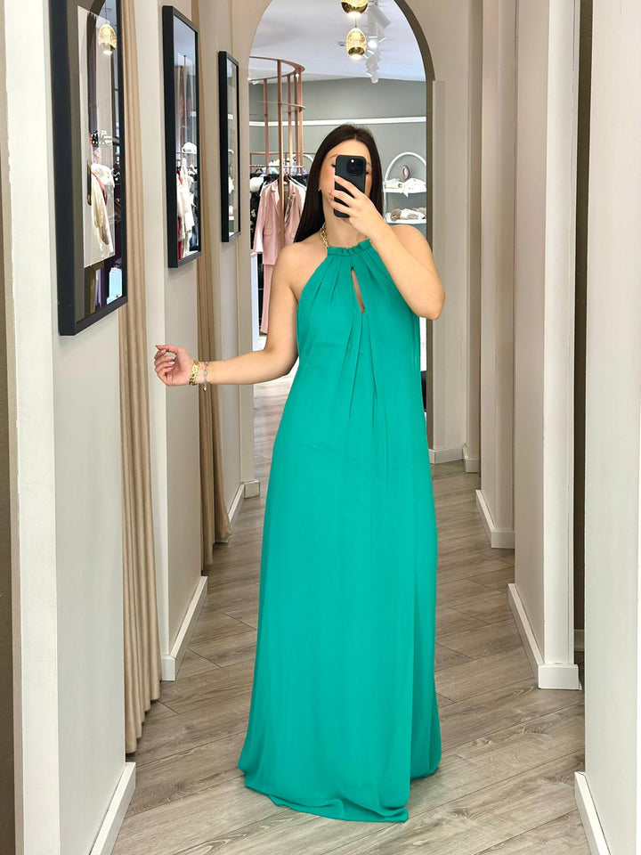 VESTIDO LONGO VERDE COM DECOTE E CORRENTE DOURADA PONTO CHIC