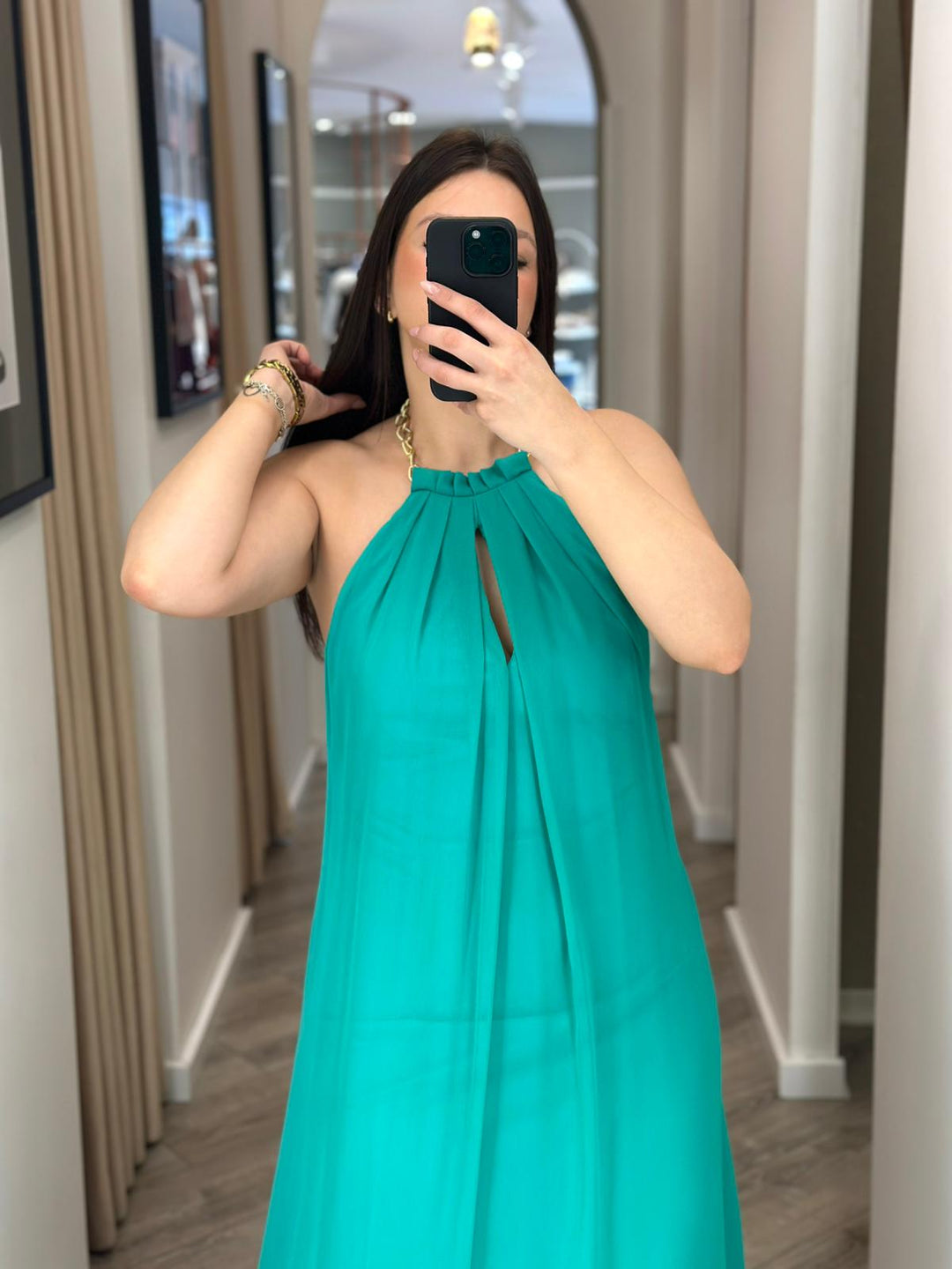 VESTIDO LONGO VERDE COM DECOTE E CORRENTE DOURADA PONTO CHIC