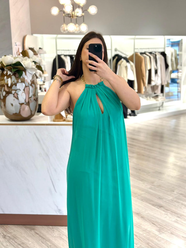 VESTIDO LONGO VERDE COM DECOTE E CORRENTE DOURADA PONTO CHIC