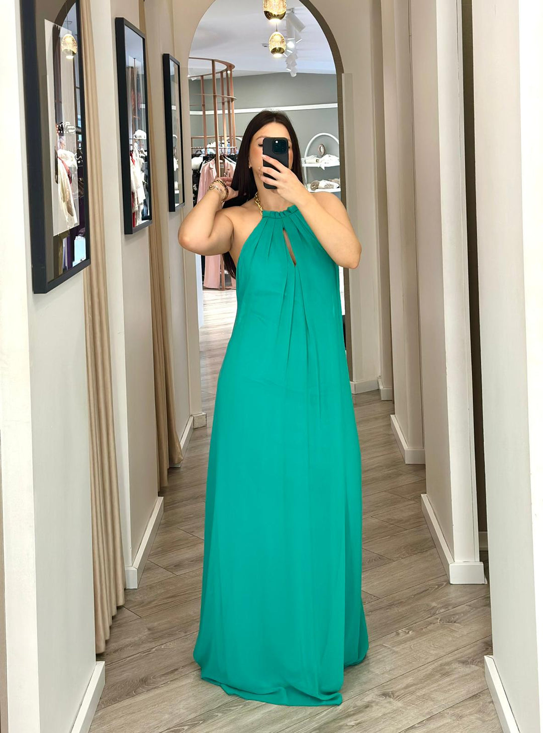 VESTIDO LONGO VERDE COM DECOTE E CORRENTE DOURADA PONTO CHIC