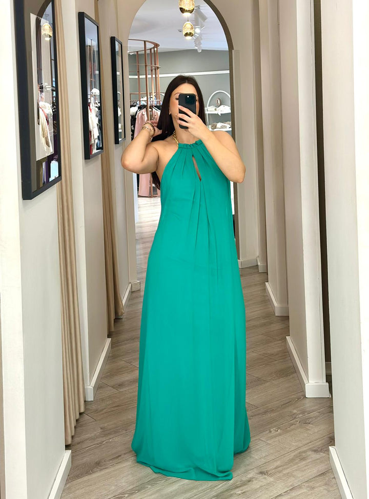 VESTIDO LONGO VERDE COM DECOTE E CORRENTE DOURADA PONTO CHIC