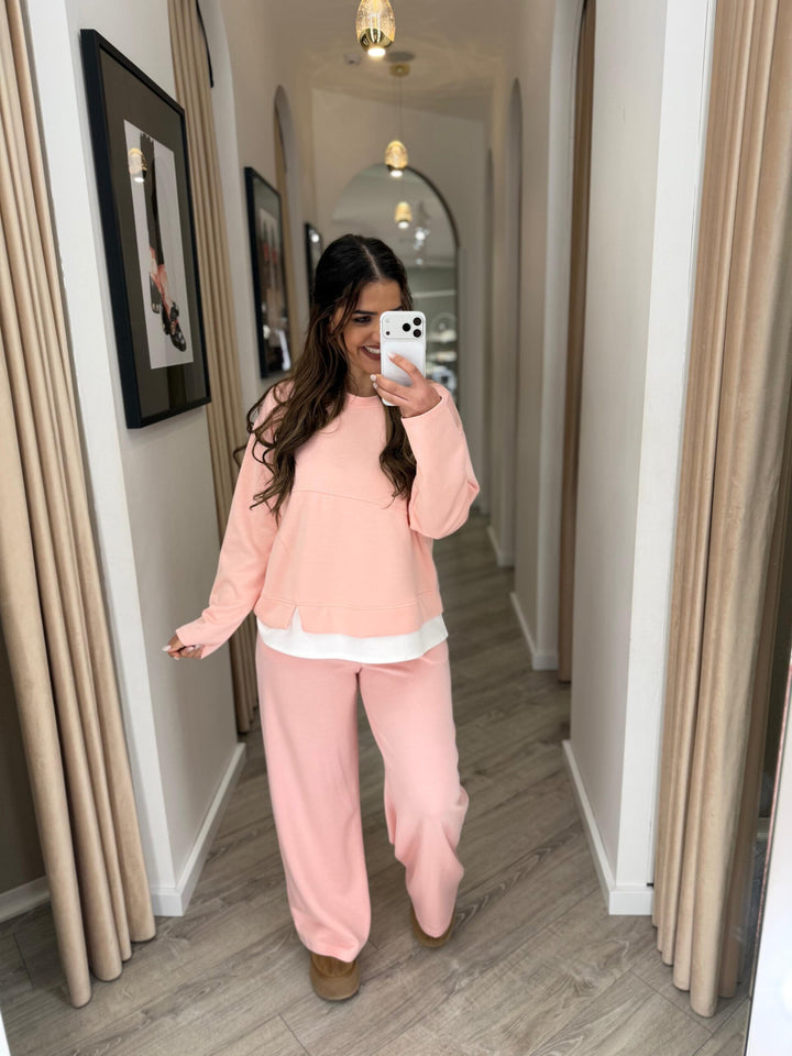CONJUNTO ROSA COM DETALHE CONTRASTANTE PONTO CHIC