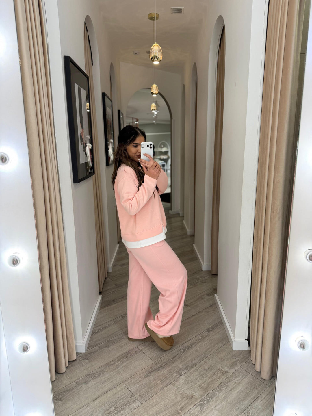 CONJUNTO ROSA COM DETALHE CONTRASTANTE PONTO CHIC