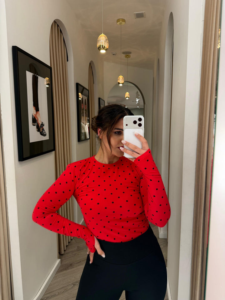 CAMISOLA VERMELHA COM BOLAS PRETAS PONTO CHIC