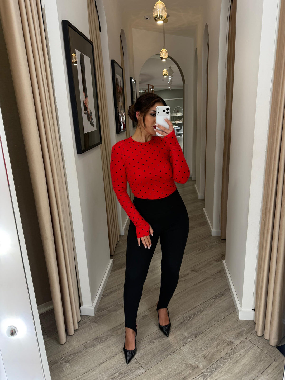CAMISOLA VERMELHA COM BOLAS PRETAS PONTO CHIC