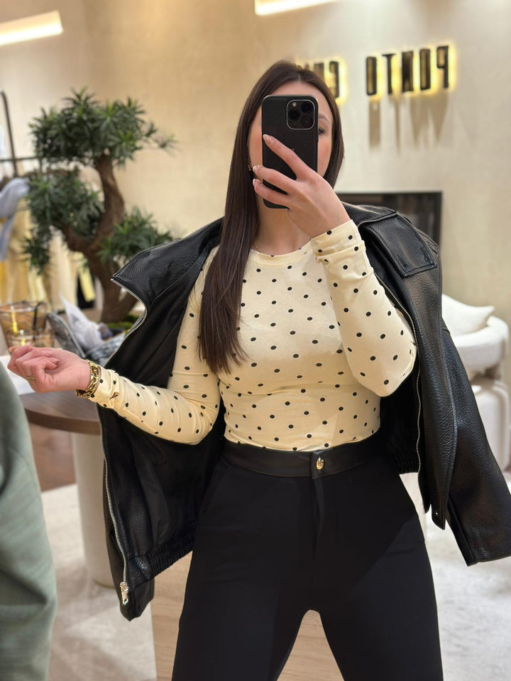 CAMISOLA CREME COM BOLAS PRETAS PONTO CHIC