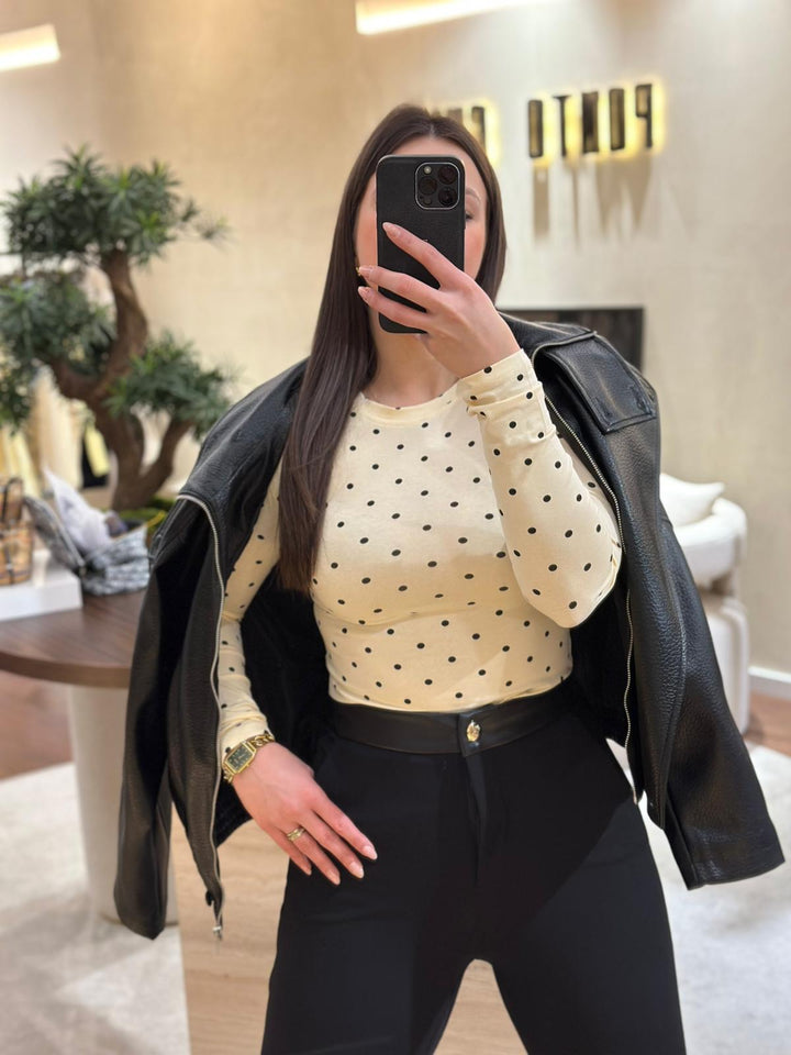 CAMISOLA CREME COM BOLAS PRETAS PONTO CHIC