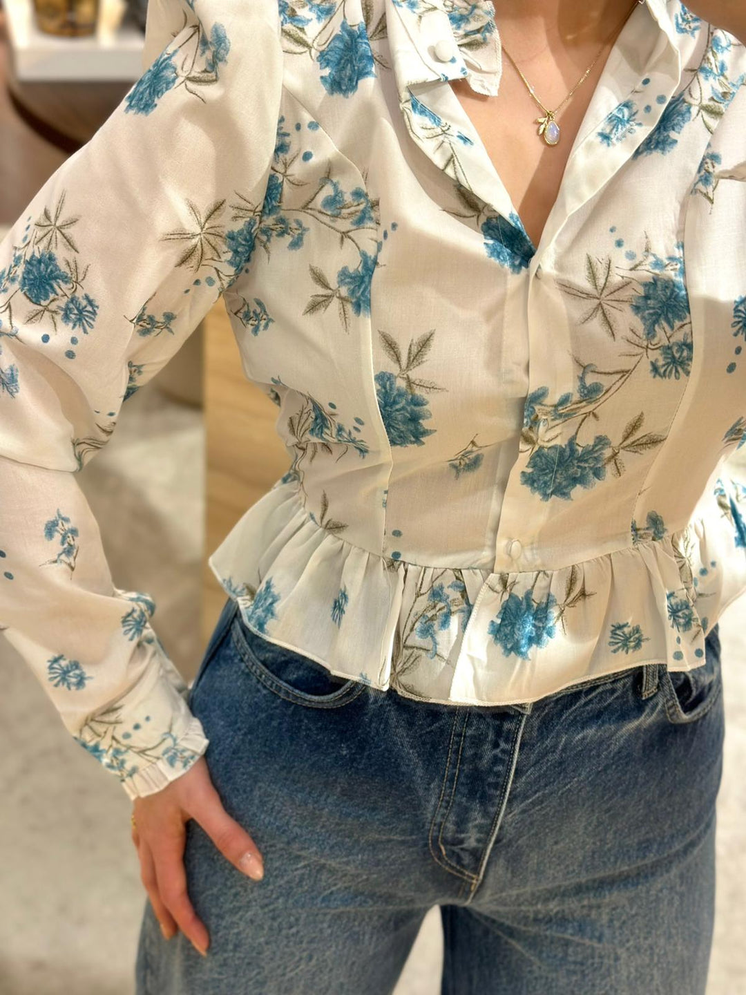 BLUSA FLORAL BRANCA E AZUL PONTO CHIC