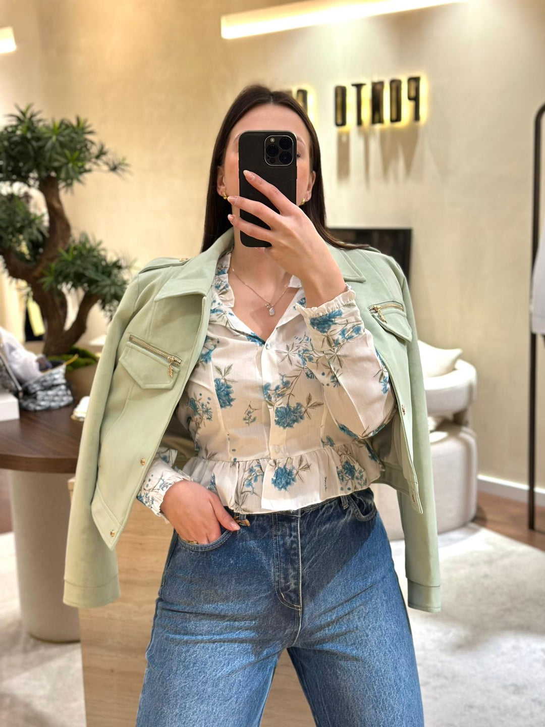 BLUSA FLORAL BRANCA E AZUL PONTO CHIC
