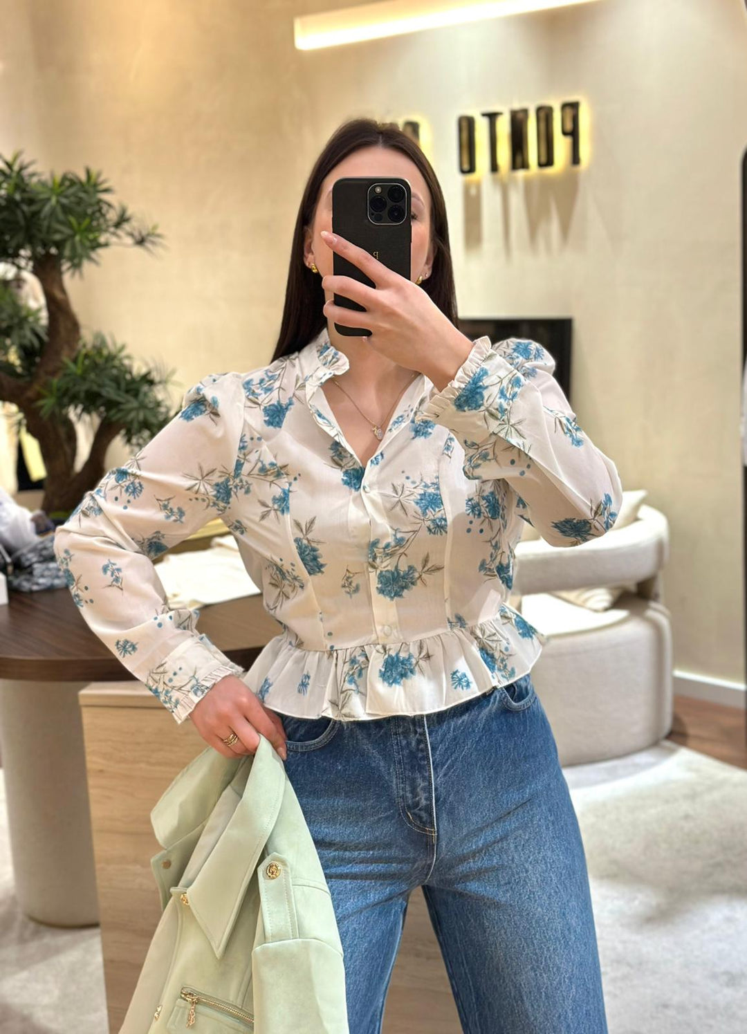 BLUSA FLORAL BRANCA E AZUL PONTO CHIC