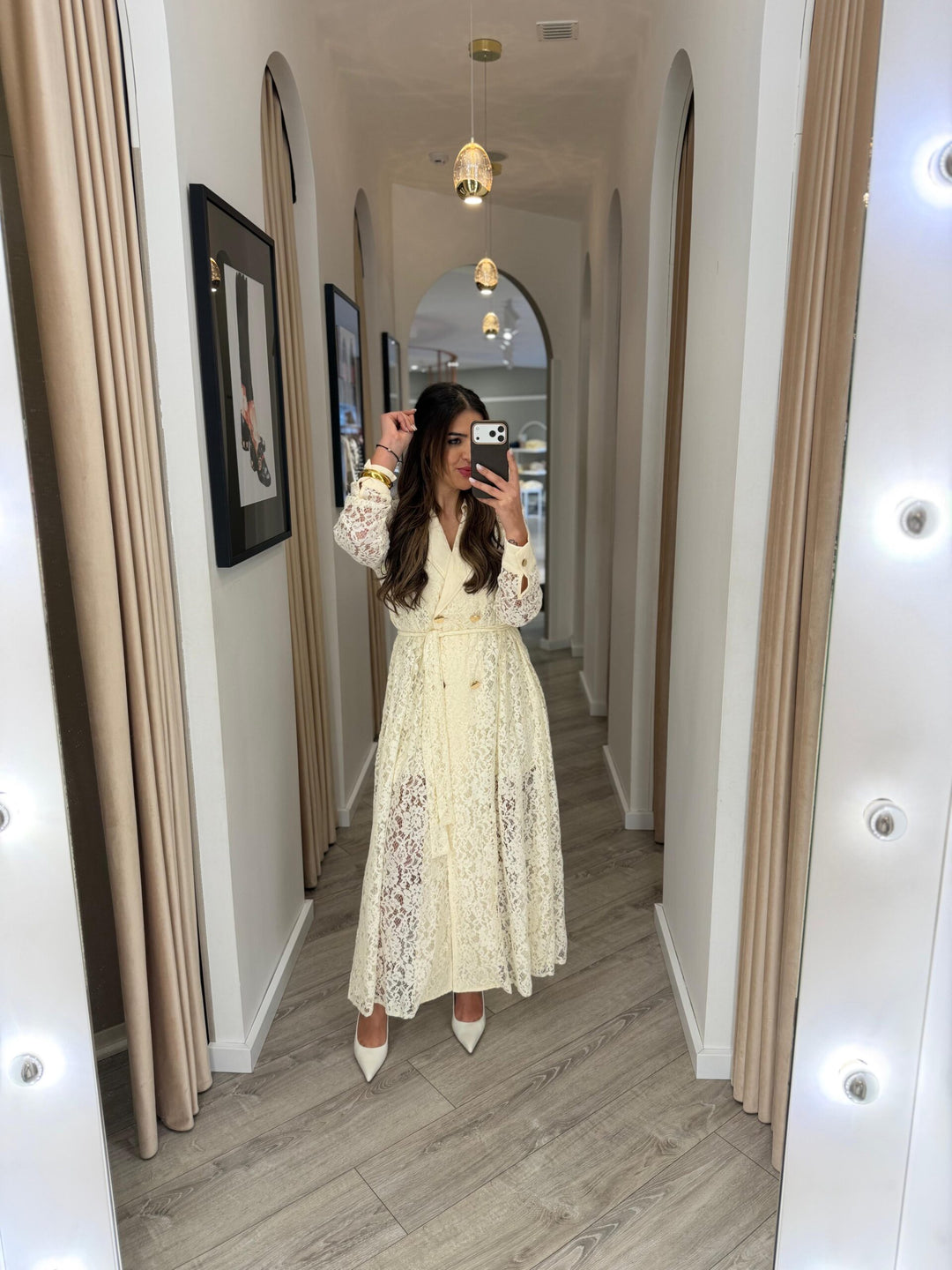 VESTIDO BEGE EM RENDA COM CINTO PONTO CHIC