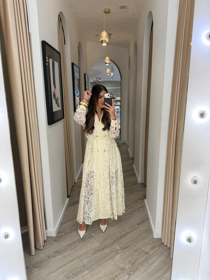 VESTIDO BEGE EM RENDA COM CINTO PONTO CHIC